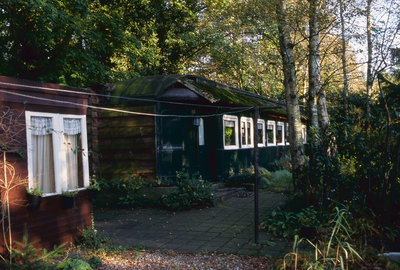 883888 Gezicht op het voormalige rijtuig mC 9901 van de N.S. (ex-Z.H.E.S.M. BC1) dat bij wijze van noodwoning kort na ...